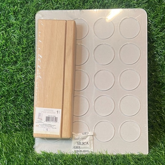 NWT Target BullseyePlayground Coffee Pod Storage Stand Clear with Wood Base - Picture 1 of 2